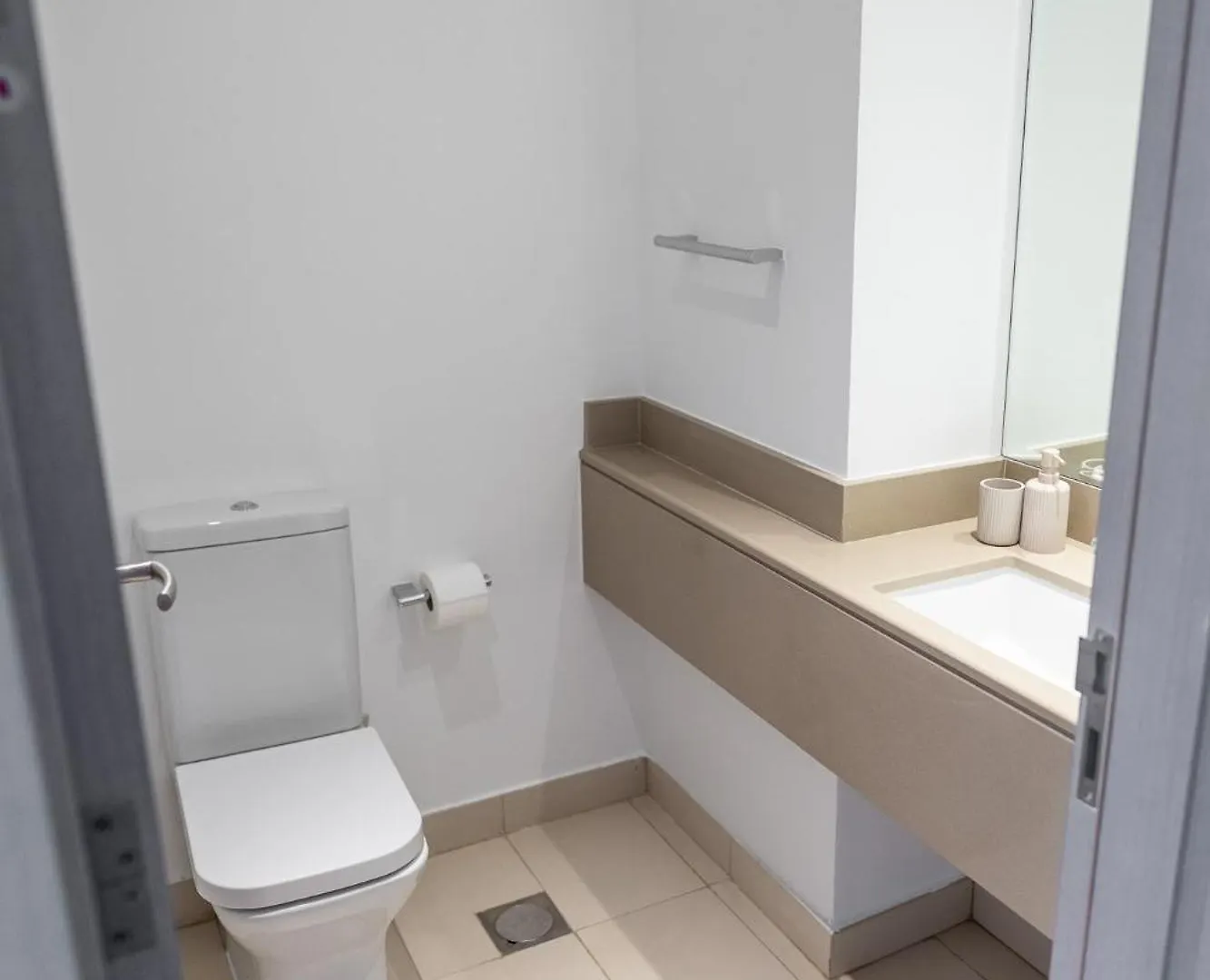 Luxury Waterfront 3Br, Pool, Canal Views! Yas Island Abu Zabi 0*,  Zjednoczone Emiraty Arabskie