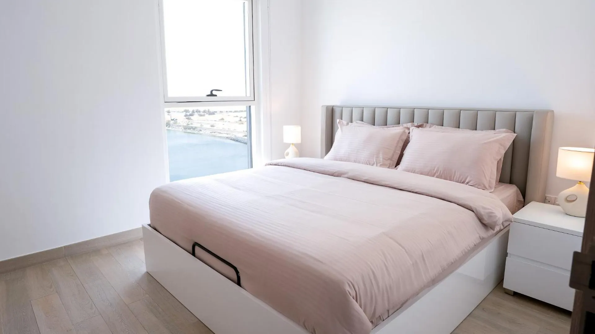 Luxury Waterfront 3Br, Pool, Canal Views! Yas Island Abu Zabi 0*,  Zjednoczone Emiraty Arabskie